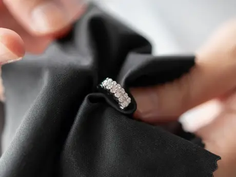 Pozłacana biżuteria czernieje, co robić — poradnik